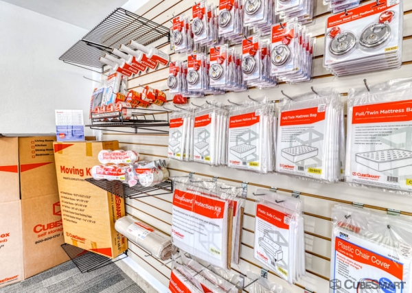 Facility photo: //images.sparefoot.com/medium/104778686f63785680a.jpg