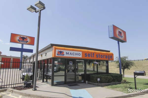 Storage Units at Macho Self Storage - Dallas - 1750 W Northwest Hwy