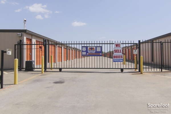 Storage Units at Macho Self Storage - Dallas - 1750 W Northwest Hwy