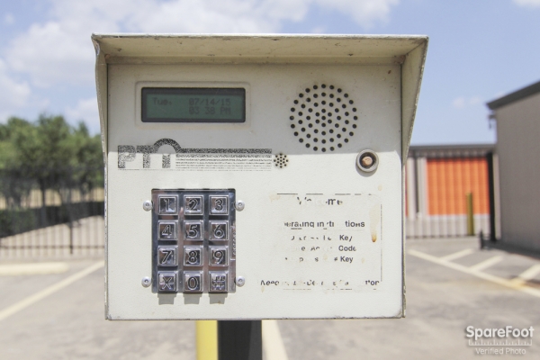 Storage Units at Macho Self Storage - Dallas - 1750 W Northwest Hwy