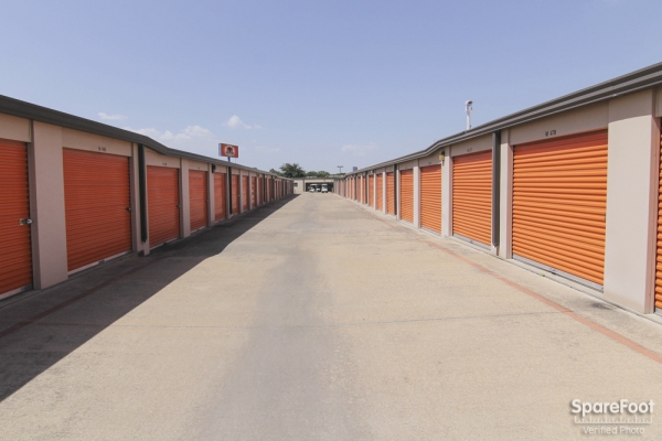 Storage Units at Macho Self Storage - Dallas - 1750 W Northwest Hwy