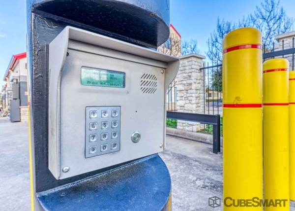 Facility photo: //images.sparefoot.com/medium/10529069033e536d5c9.jpg