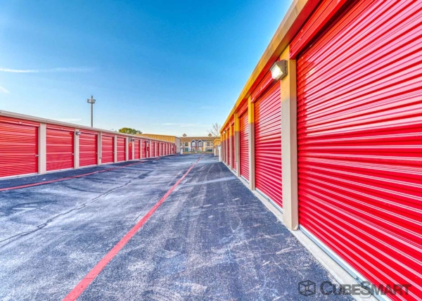 Storage Units at CubeSmart Self Storage - Houston - 15707 Bellaire Blvd - 15707 Bellaire Blvd