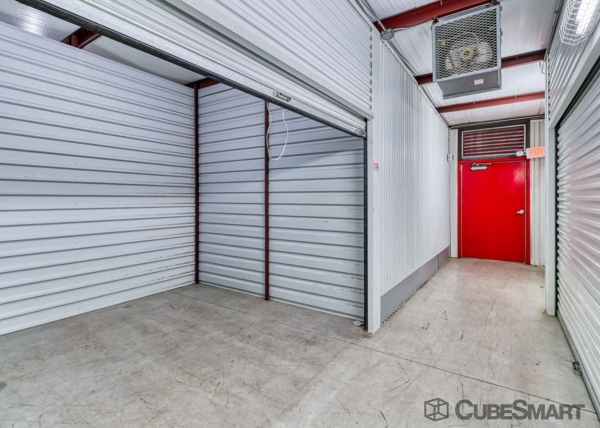 Storage Units at CubeSmart Self Storage - Houston - 15707 Bellaire Blvd - 15707 Bellaire Blvd
