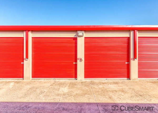 Facility photo: //images.sparefoot.com/medium/105682688351424b3a6.jpg