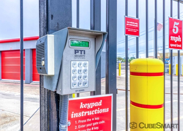 Facility photo: //images.sparefoot.com/medium/105925693bfca967d19.jpg