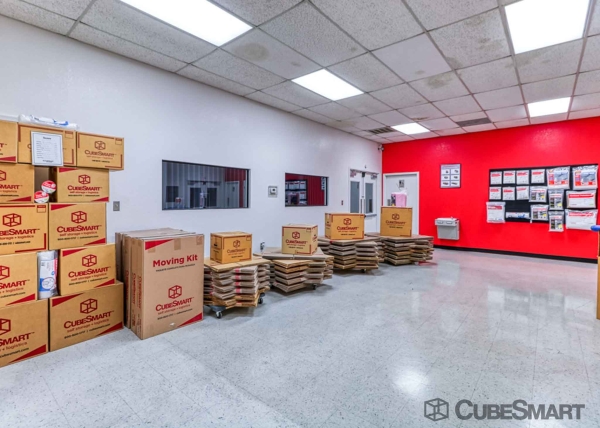 Facility photo: //images.sparefoot.com/medium/105930686f8c1216adc.jpg
