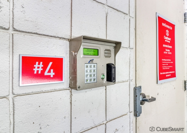 Facility photo: //images.sparefoot.com/medium/106426687f4052dd324.jpg