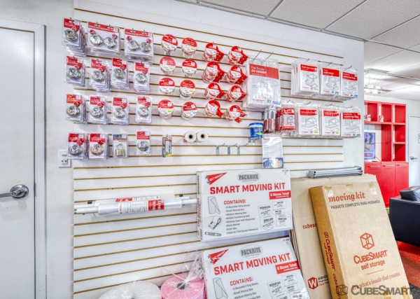 Facility photo: //images.sparefoot.com/medium/10642969dc9490853b5.jpg