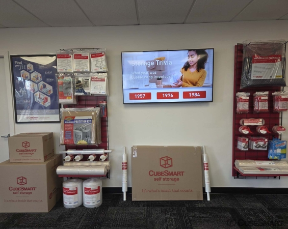 Facility photo: //images.sparefoot.com/medium/10643669846bf3756ff.jpg