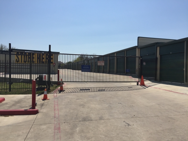 Facility photo: //images.sparefoot.com/medium/10691358cbfc5c39805.jpg