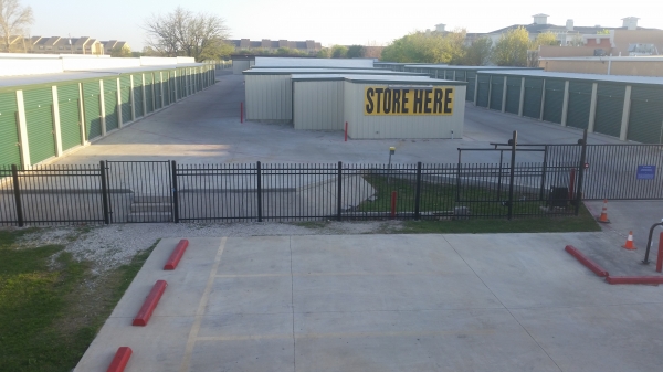 Facility photo: //images.sparefoot.com/medium/10691358d3f8070dbea.jpg