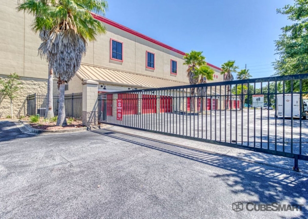 Storage Units at CubeSmart Self Storage - Orlando - 10425 S John Young Pkwy - 10425 S John Young Pkwy