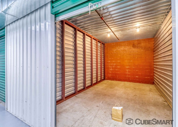 Facility photo: //images.sparefoot.com/medium/107209688343cad395a.jpg