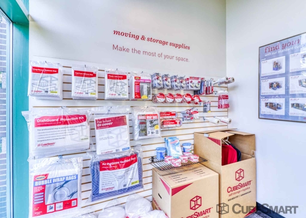 Facility photo: //images.sparefoot.com/medium/107209688343cfc6eb6.jpg
