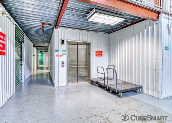 Facility photo: //images.sparefoot.com/medium/107209688b2985309c2.jpg
