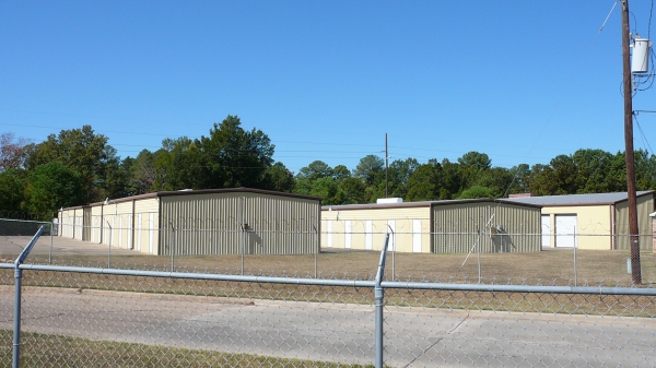 Facility photo: //images.sparefoot.com/medium/107944512bd6d76f74e.jpg