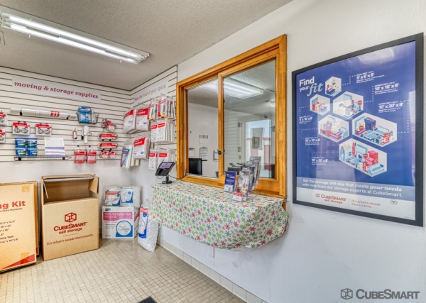 Facility photo: //images.sparefoot.com/medium/10854869031ac31fb82.jpg