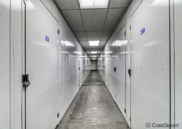 Facility photo: //images.sparefoot.com/medium/10855068833833583a7.jpg