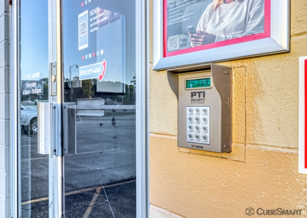 Facility photo: //images.sparefoot.com/medium/108551697f1067ab4e9.jpg