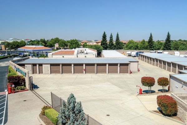 Facility photo: //images.sparefoot.com/medium/108986538e1bb589bb7.jpg