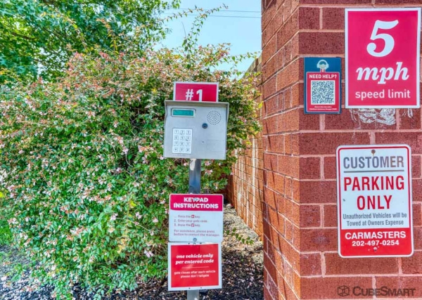 Facility photo: //images.sparefoot.com/medium/109640698d99885915d.jpg