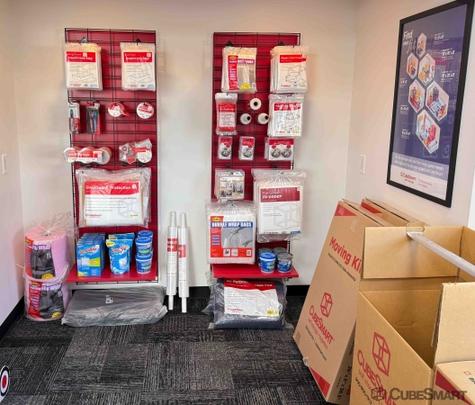 Facility photo: //images.sparefoot.com/medium/109888693d3670eac6f.jpg