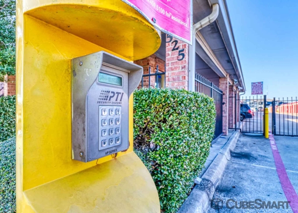 Facility photo: //images.sparefoot.com/medium/113180693aacfdd7d8f.jpg