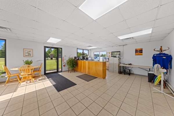 Facility photo: //images.sparefoot.com/medium/14991568af41d85bd99.jpeg