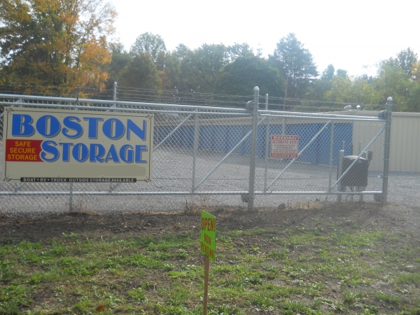 Facility photo: //images.sparefoot.com/medium/1501395261446ad56d3.jpg