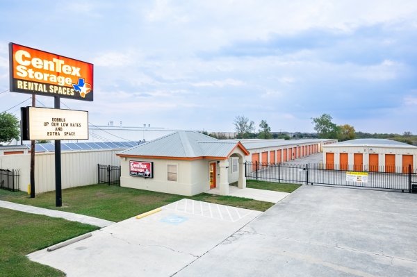 Facility photo: //images.sparefoot.com/medium/150486696ea00a44c8b.jpg