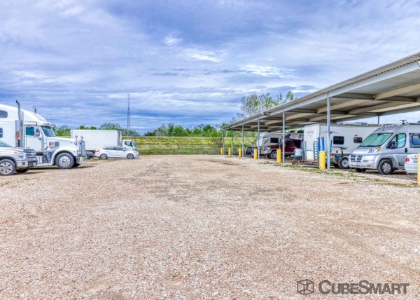 Facility photo: //images.sparefoot.com/medium/15274769f7123c3f665.jpg