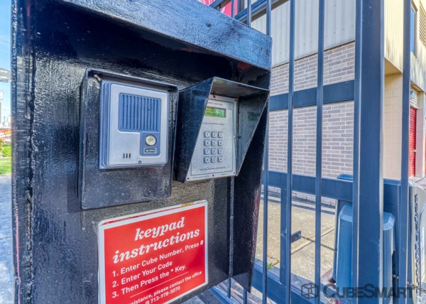 Facility photo: //images.sparefoot.com/medium/15274868b02cadd8d02.jpg