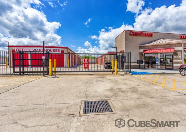 Storage Units at CubeSmart Self Storage - Pearland - 8206 Broadway Street - 8206 Broadway St