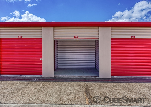 Storage Units at CubeSmart Self Storage - Pearland - 8206 Broadway Street - 8206 Broadway St
