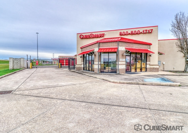 Storage Units at CubeSmart Self Storage - Pearland - 3045 Business Center Drive - 3045 Business Center Drive