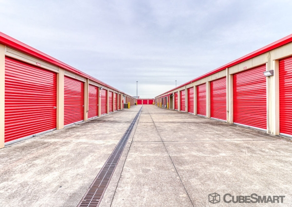 Storage Units at CubeSmart Self Storage - Pearland - 3045 Business Center Drive - 3045 Business Center Drive