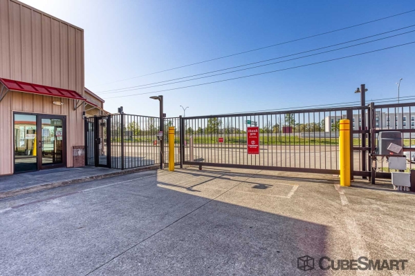 Storage Units at CubeSmart Self Storage - Humble - 7707 North Sam Houston Parkway East - 7707 North Sam Houston Parkway East