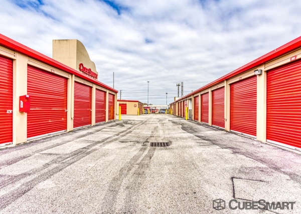 Storage Units at CubeSmart Self Storage - Houston - 11616 Beamer Road - 11616 Beamer Road