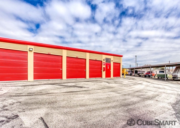 Storage Units at CubeSmart Self Storage - Houston - 11616 Beamer Road - 11616 Beamer Road