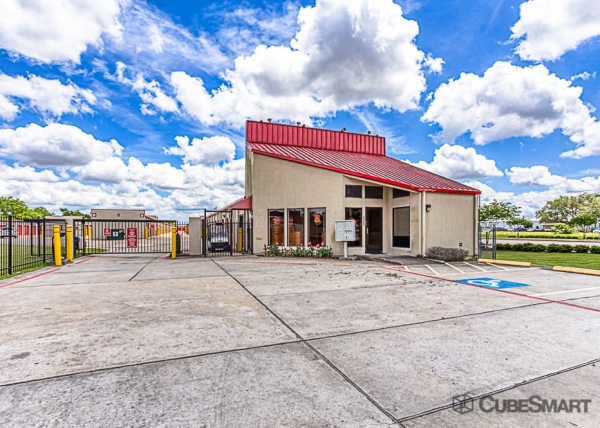 Storage Units at CubeSmart Self Storage - Pearland - 1525 North Main Street - 1525 N Main St