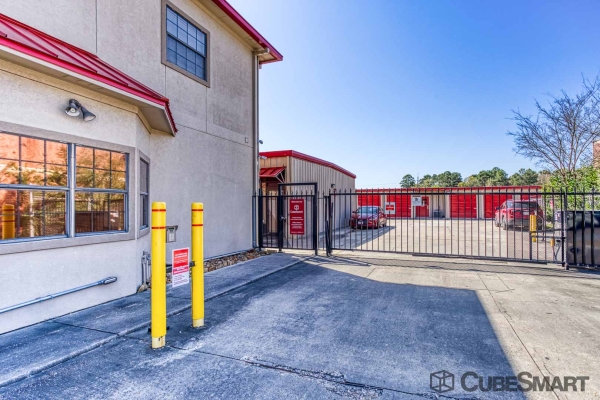 Facility photo: //images.sparefoot.com/medium/152763688b3c41182cc.jpg