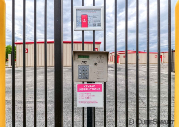 Facility photo: //images.sparefoot.com/medium/152764691efaed90e17.jpg