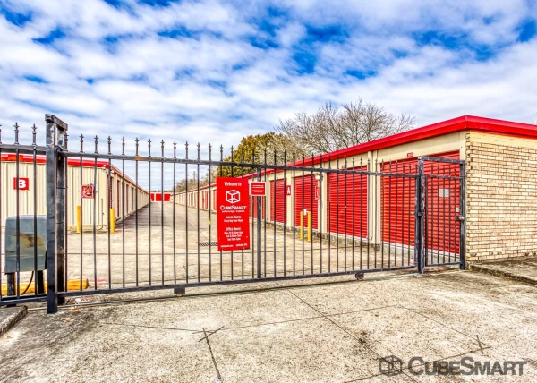 Facility photo: //images.sparefoot.com/medium/152770688b3c0c54b46.jpg