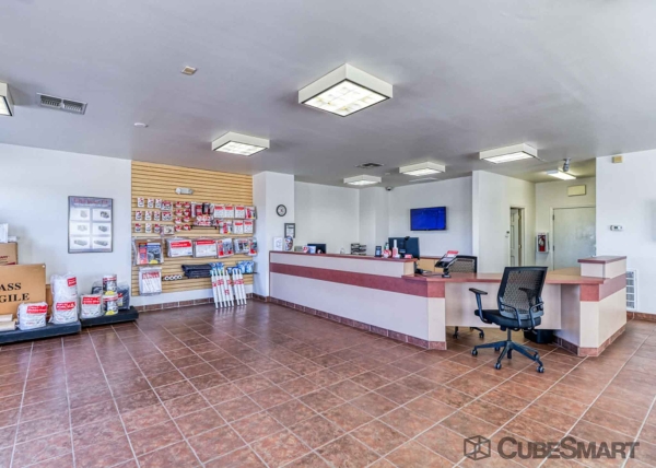 Facility photo: //images.sparefoot.com/medium/152776693d46b025d7d.jpg