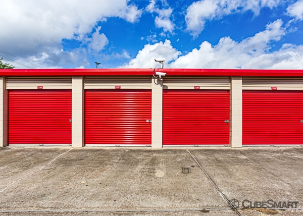 Storage Units at CubeSmart Self Storage - Pearland - 10401 Broadway Street - 10401 Broadway Street