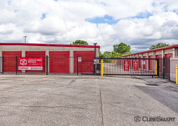 Storage Units at CubeSmart Self Storage - Pearland - 10401 Broadway Street - 10401 Broadway Street