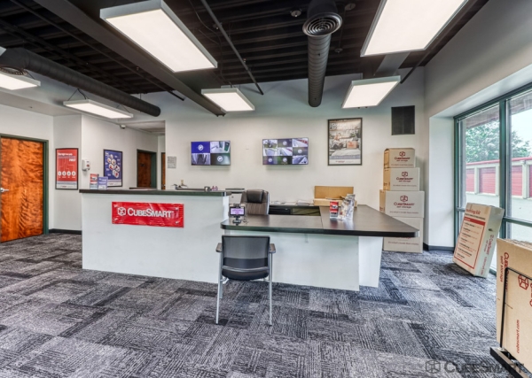 Facility photo: //images.sparefoot.com/medium/153249691eca756fb15.jpg