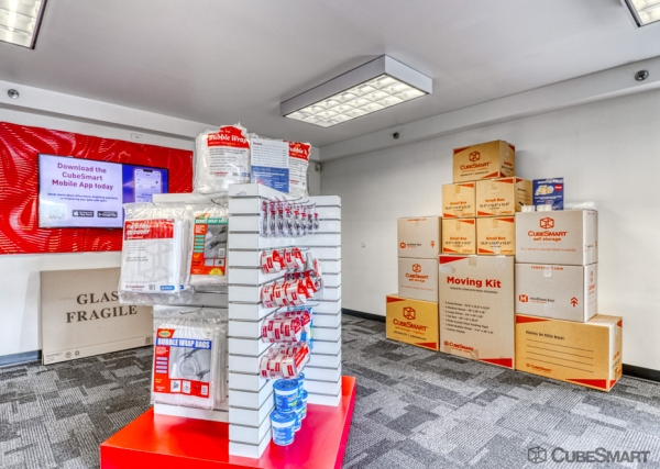 Facility photo: //images.sparefoot.com/medium/153484688b247078807.jpg