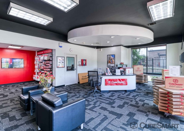 Facility photo: //images.sparefoot.com/medium/154077686f8b046665e.jpg